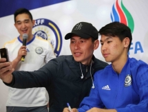 Исламхан и Сейдахмет встретились с болельщиками перед игрой с Азербайджаном