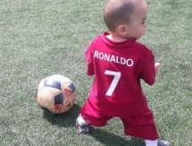 Роналду, Месси и Саллах: в Павлодаре малышей переодели в форму звезд мирового футбола