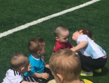 Роналду, Месси и Саллах: в Павлодаре малышей переодели в форму звезд мирового футбола