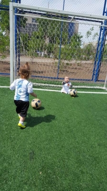 Роналду, Месси и Саллах: в Павлодаре малышей переодели в форму звезд мирового футбола