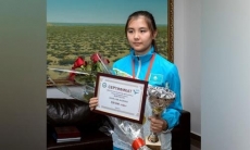 Аким Кызылординской области наградил чемпионку мира среди школьников