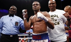 Чемпион мира победил нокаутом в первом раунде и защитил титул в весе Елеусинова