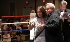 Как казахстанскую чемпионку мира приветствовала публика на вечере бокса в США