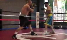 Видео лучших моментов, или Как казахстанский певец одержал третью кряду досрочную победу в профи