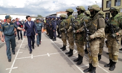 Аким Карагандинской области проверил воинскую часть, в которой служил Головкин