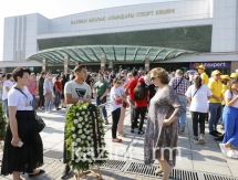 С раннего утра алматинцы пришли проститься с Денисом Теном 