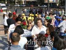 С раннего утра алматинцы пришли проститься с Денисом Теном 