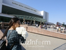 С раннего утра алматинцы пришли проститься с Денисом Теном 