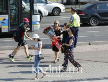 С раннего утра алматинцы пришли проститься с Денисом Теном 