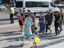 С раннего утра алматинцы пришли проститься с Денисом Теном 