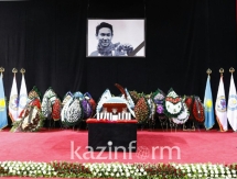 Фоторепортаж с гражданской панихиды по Денису Тену в Алматы