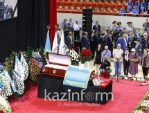 Фоторепортаж с гражданской панихиды по Денису Тену в Алматы