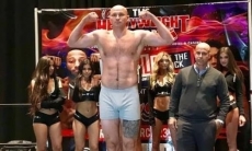 Дычко прошел процедуру взвешивания перед боем с американцем