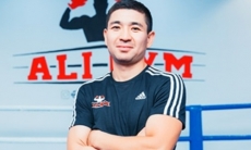 Казахстанец с победы дебютировал в профи в андеркарде Шуменов — Алтункая