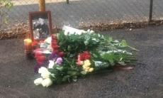 Жители Алматы несут цветы к месту убийства Дениса Тена
