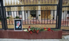 В память о Денисе Тене люди несут цветы к посольствам Казахстана в разных странах