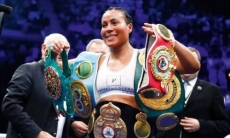 Абсолютная чемпионка из андеркарда Головкина защитила свои титулы, избив россиянку