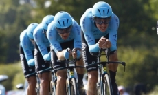 Этап «Тур де Франс», с участием «Астаны», был приостановлен из-за акции протеста фермеров