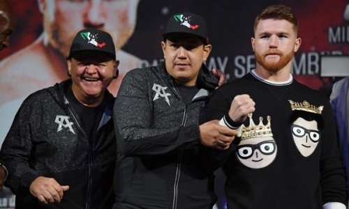 «Были и более болтливые». Почему тренер «Канело» не ведется на провокации наставника Головкина