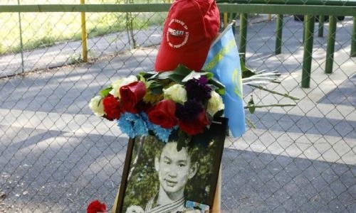 Алматинцы продолжают нести цветы к месту, где убили Дениса Тена