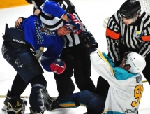 Появились фото драки на товарищеском матче «Снежные Барсы» — «Алтай» 2:2