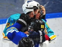 Появились фото драки на товарищеском матче «Снежные Барсы» — «Алтай» 2:2