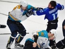 Появились фото драки на товарищеском матче «Снежные Барсы» — «Алтай» 2:2