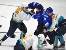 Появились фото драки на товарищеском матче «Снежные Барсы» — «Алтай» 2:2