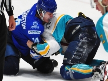 Появились фото драки на товарищеском матче «Снежные Барсы» — «Алтай» 2:2