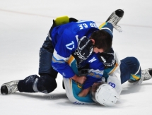 Появились фото драки на товарищеском матче «Снежные Барсы» — «Алтай» 2:2