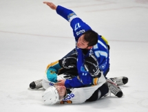 Появились фото драки на товарищеском матче «Снежные Барсы» — «Алтай» 2:2