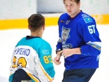 Появились фото драки на товарищеском матче «Снежные Барсы» — «Алтай» 2:2