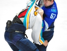 Появились фото драки на товарищеском матче «Снежные Барсы» — «Алтай» 2:2