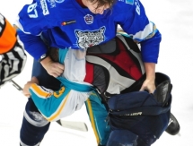 Появились фото драки на товарищеском матче «Снежные Барсы» — «Алтай» 2:2