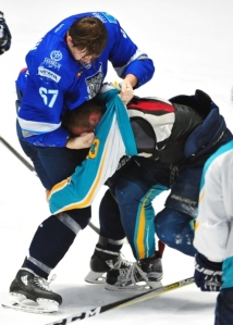 Появились фото драки на товарищеском матче «Снежные Барсы» — «Алтай» 2:2