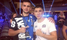 Непобежденный казахстанец опубликовал командные фото с победного боя 