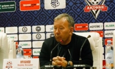 Видео послематчевой пресс-конференции Муханова игры Премьер-Лиги «Актобе» — «Кайсар» 3:1