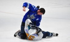 Появились фото драки на товарищеском матче «Снежные Барсы» — «Алтай» 2:2