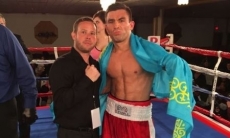 «Соперник дважды побывал на полу». Менеджер казахстанского нокаутера рассказал, как он избивал американца