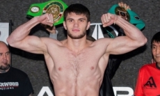 Казахстанский нокаутер показал совместное фото с Головкиным и другими партнерами по залу