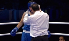 Видео двух нокдаунов за 20 секунд казахстанского супертяжа в бою за «золото» МЧМ-2018