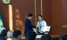 Золотому призеру Азиады-2018 аким Карагандинской области вручил ключи от квартиры