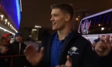 Форвард «Барыса» спел с болельщиками после победы над «Автомобилистом»