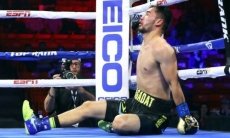 Казахстанский боксер Top Rank побывал в нокдауне и проиграл первый бой в профи