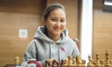18-летняя казахстанская шахматистка выиграла первую партию у чемпионки мира в четвертьфинале ЧМ-2018