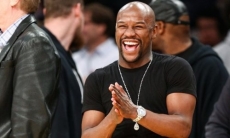 «Он сможет пить только через трубочку!». Мэйвезера пугают боем с Нурмагомедовым после его победы на «нефартовой» арене Головкина