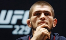 Известный промоутер озвучил срок дисквалификации Нурмагомедова за драку после боя на «нефартовой» арене Головкина