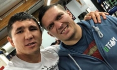 Казахстанские боксеры тренируются с абсолютным чемпионом мира