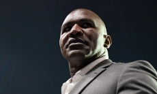 «Сейчас пришла эра Усика». Легендарный Холифилд в восторге от лидера веса Шуменова