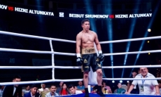 Трое казахстанских боксеров проведут бои в Академии Мэйвезера